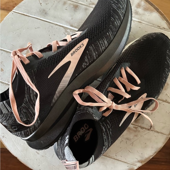 Brooks | Levitate 4 Running Shoes - Picture 1 of 10